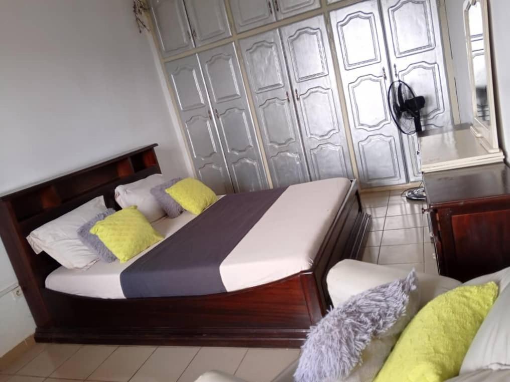 Appart Meuble Le Dakota Yaoundé Exteriör bild