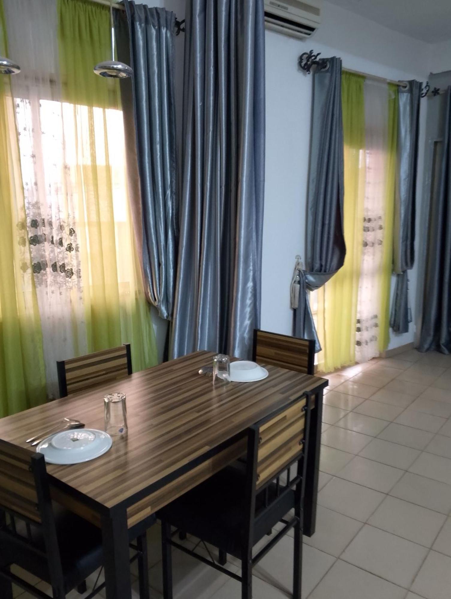 Appart Meuble Le Dakota Yaoundé Exteriör bild