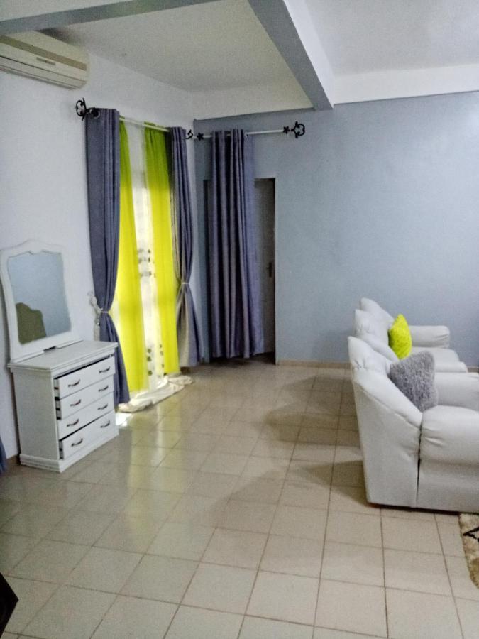 Appart Meuble Le Dakota Yaoundé Exteriör bild